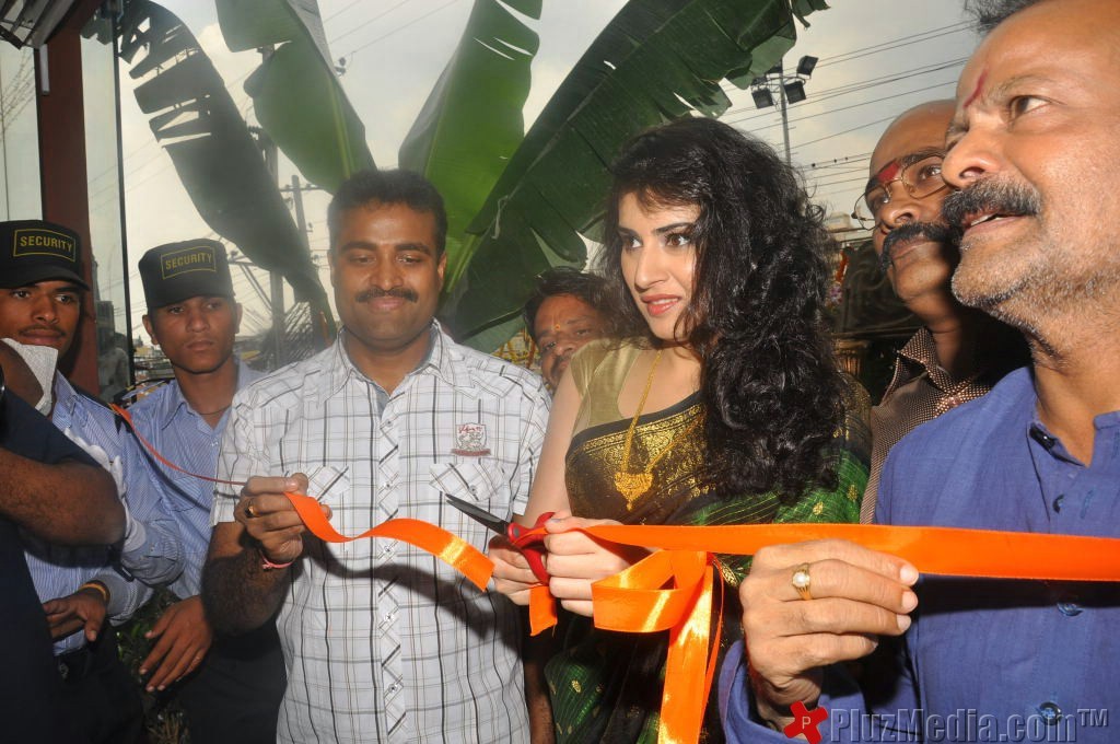 Archana, Poonam Kaur Inaugurate CMR Shopping Mall - Gallery | Picture 91409